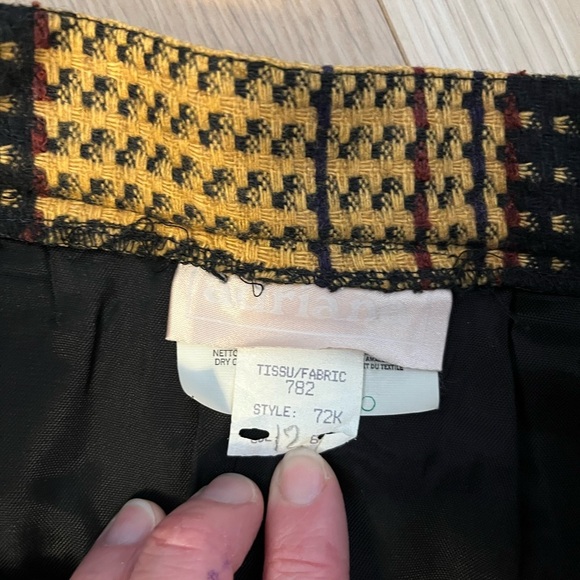 Vintage preppy Plaid Yellow and Black wool Skirt with buttons and one pocket - Picture 4 of 6